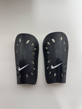 Nike Soccer Shin Guards Black/White Size XS – Lightweight Slip-In Style